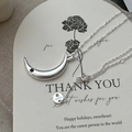 Collana minimalista in argento sterling 925 con luna crescente, finitura opaca e zircone - Ciondolo Mezzaluna Spazzolato Opaco (XL286) / Argento 925