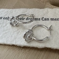 S925 sterling zilveren oorringen met vintage bloemhanger en getextureerde bloemblaadjes - 925 zilver / Camelia-stijl (EHY106)