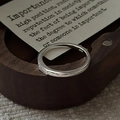 Anillo minimalista de plata de ley S925 con circonitas blancas sobre caja de madera - 14# / Estilo Influencer Plateado (JZH121)