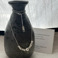 Collana minimalista in argento sterling S925 a nodi di bambù appesa a un vaso nero - Argento 925 / Catena Girocollo Bambù (XL292)