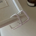 Quadratische Creolen aus 925 Sterling Silber in Matt-Optik auf einem Display-Tablett - Matte Silber Quadrat Stil (EHJ088) / 925er Silber