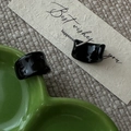 Minimalist S925 silver hoop earrings with glossy black enamel glaze on green plate - 925 Silver / Black