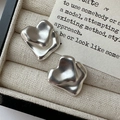 Orecchini a cuore in argento S925 opaco con design a doppio strato su tessuto beige - Stile Cuore Opaco(EHK073) / Argento 925