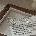 Anillos de plata de ley S925 con flores caladas en joyero de madera de estilo retro - Estilo de Flor Calada (EHY139) / Plata 925