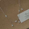 Elegante collana in argento S925 con pendenti in zircone scintillante su sfondo sughero - Stile Nappa in Zirconia (XL326) / Argento 925