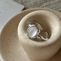 Anello retrò in argento sterling S925 con pietra preziosa ovale e traslucida centrale - Aperto Regolabile / Stile Lava Irregolare Argento (JZC082)