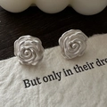 Orecchini a perno a rosa opaca in argento sterling S925 su carta da esposizione - Stile Rosa (EH171) / Argento 925
