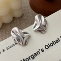 Orecchini minimalisti in argento S925 con trama a lava su cartoncino bianco da esposizione - Orecchini a Bottone con Texture Pieghettata (EH237) / Argento 925
