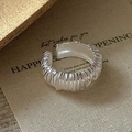Anello aperto minimalista in argento S925 con texture increspata su sfondo di tessuto - JZA201 / Aperto Regolabile