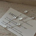 Collana minimalista in argento sterling S925 con perle opache su carta crema - Argento 925 / Stile Disco Rotondo Irregolare in Argento (XL324)
