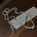Collier élégant en argent sterling S925 avec cinq anneaux irréguliers sur bois sombre - Argent 925 / Style de Bague Irrégulière Argent (TLW116)