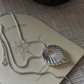 Collana in argento sterling S925 con pendente traforato a strisce e catena a sfere sottile - Stile Pendente Cavo Pieghettato Radiante (TLW139) / Argento 925