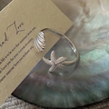 Elegante anello aperto in argento sterling S925 con motivi di conchiglia e stella marina - Aperto Regolabile / Stile Stella Marina e Conchiglia (JZD083)