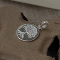 Colgante Árbol de la Vida de plata de ley S925 con relieve vintage sobre fondo de corcho - Estilo Árbol de la Vida (DZ158) / Plata 925