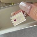 Ciondolo rettangolare in argento S925 con gemma cuore rosa e incisione Meet Luck - Stile Lettera Meet Luck Cuore Rosa (DZ156)
