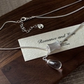 Collana in argento sterling S925 con pendente a goccia d'acqua su fondo legno scuro - Argento 925 / Stile Ciondolo a Goccia (XL337)