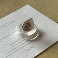 Anillo abierto minimalista de plata S925 con cuarzo rutilado marrón redondo y metal cepillado - Abierto Ajustable / Estilo de cuarzo rutilado marrón cepillado (JZG131)