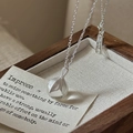 Collar de plata S925 con colgante de capullo y piedra blanca en caja de madera oscura - Estilo Capullo de Tulipán (TLW125) / Plata 925