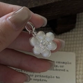 Colgante de flor en plata de ley S925 con acabado cepillado y gema brillante central - Colgante de Flor Pequeña (DZ202) / Plata 925