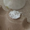 S925 sterling silver daisy pendant with textured petals in a retro minimalist style - Daisy Style (DZ148) / 925 Silver