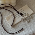 Collana in argento S925 con ciondolo a fiore ondulato e cordino in pelle scamosciata - Argento 925 / Marrone (54TL41)