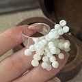 Anello aperto in argento sterling S925 con perle bianche su sfondo scuro raffinato - Aperto Regolabile / Fascia in Argento Sterling 925 con Grappolo Bianco (54JZ24)