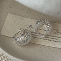 Orecchini a cerchio in argento S925 con design traforato vintage su una carta decorativa - Argento 925 / Stile Sfera a Rete Cava (EHN081)