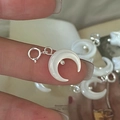 Colgante de media luna en plata S925 con acabado de nácar irisado estilo minimalista - Plata 925 / Estilo Luna