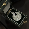 Poliertes S925 Sterlingsilber Rundanhänger mit Hammerschlag-Struktur in einer Schmuckbox - Gehämmerter Runder Stil (DZ180) / 925er Silber