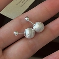 Orecchini a doppia sfera in argento S925 con stella spazzolata tenuti tra le dita - Stile Doppia Sfera Esagramma Spazzolato (EHM090)
