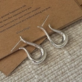 Orecchini a gancio in argento sterling S925 con finitura a specchio lucida e moderna - Argento 925 / Stile Curva Aerodinamica (EHR057)