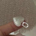 Colgante de corazón en plata S925 con textura cepillada y detalle de estrella en mano - Plata 925 / Estilo Corazón Estrella Cepillado (DZ155)