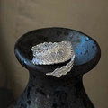 Vintage S925 Sterling Silber Federring mit fünf runden Zirkonia auf dunklem Grund - Einstellbar Offen / Retro Feder Strass Offener Ring (JZH125)