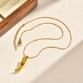 Detail van gouden hoorn hanger met tijgeroog steen en slangenketting op wit oppervlak - Hoorn Ketting Met Ketting (PN-2333G)