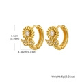 Vue détaillée de boucles d'oreilles tournesol plaquées or avec zircons et dimensions exactes - Design Tournesol (EBD-498G)