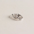 Makro-Detail von S925 Silber-Ohrringen mit Kreuzstern-Prägung und poliertem Glanz - 925er Silber / Weißgold