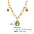 Goldene Weihnachtskette mit Zuckerstange, Handschuh und Kranz Anhängern für Weihnachtsgeschenke - Kranz Handschuh Zuckerstange Stil (NC-2632G01)
