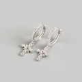 Luxe S925 sterling zilveren oorringen met glinsterende kristallen kruishangers - 925 zilver / Witgoud