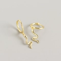 Elegante goldene Schlangenohrringe mit funkelnden Zirkonsteinen im Minimal-Stil - 925er Silber / Gold