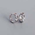 Minimalistische s925 zilveren oorringen met drie holle hartpatronen in zilveren afwerking - 925 zilver / Witgoud