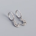 Aros de plata S925 con colgante de luna creciente y detalles de estrellas huecas - Plata 925 / Oro Blanco