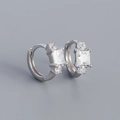 Orecchini a cerchio in argento S925 con zircone quadrato e piccoli accenti tondi - Oro bianco