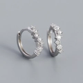 S925 Sterling Silber Creolen mit schimmernden Wellenkristallen für Damen Schmuck - 925er Silber / Weißgold
