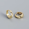 Minimalistische gouden gedraaide geometrische oorringen met glanzende metalen finish - 925 zilver / Goud