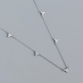 Halskette aus S925 Sterlingsilber mit Blattanhängern und drei mikrogefassten Zirkoniasteinen - 925er Silber / Weißgold