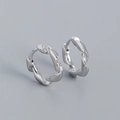 Paio di orecchini a cerchio in argento S925 con trama ritorta irregolare e finitura lucida - Argento 925 / Oro Bianco