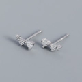 Elegante S925 zilveren oorknopjes met drie gegradueerde ronde zirkonia steentjes - Helder Strass / Witgoud