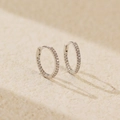 Silberne s925 Creolen mit funkelnden Zirkonia für einen minimalistisch eleganten Stil - 925er Silber / Weißgold