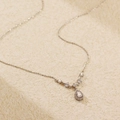 Collana in argento S925 con ciondolo a goccia a forma di pera e accenti scintillanti - Argento 925 / Oro bianco