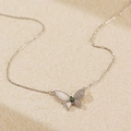 Elegante collar de mariposa en plata S925 con nácar blanco y gema verde - Plata 925 / Oro Blanco